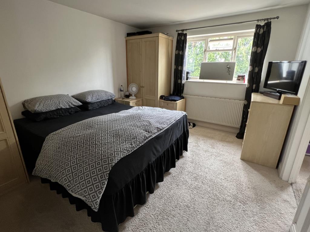 Lot: 45 - DETACHED BUNGALOW SET IN APPROXIMATELY 1.6 ACRES WITH POTENTIAL -
